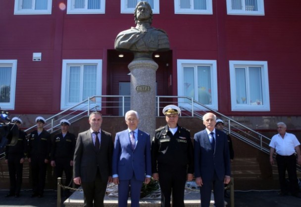 В Махачкале открыли памятник Петру Первому