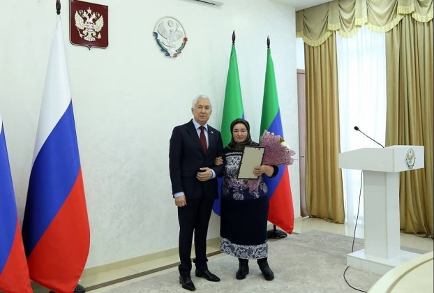 Глава Дагестана Владимир Васильев вручил дагестанским женщинам государственные награды