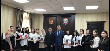 Глава Агульского района наградил выпускников-отличников золотыми медалями