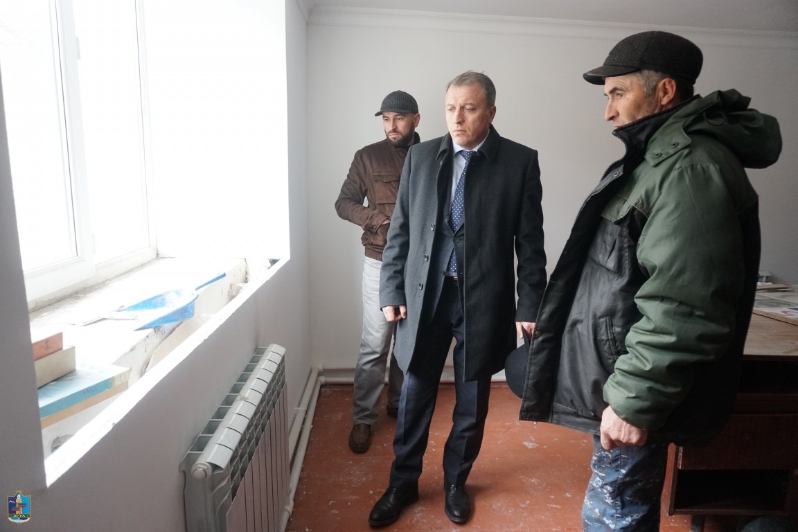 Закир Каидов проинспектировал ход ремонтных работ в Чирагской СОШ