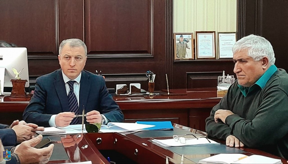 В здании администрации прошло расширенное совещание под руководством главы Закира Каидова.