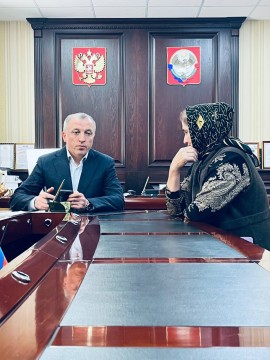 Глава муниципалитета Закир Каидов провел встречу с семьей участника СВО из села Фита, Гасанова Зейна
